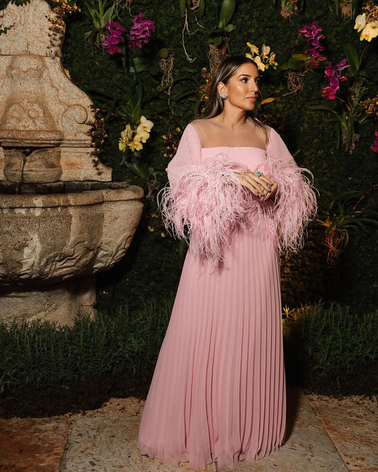 VESTIDO PLISSADO PLUMAS