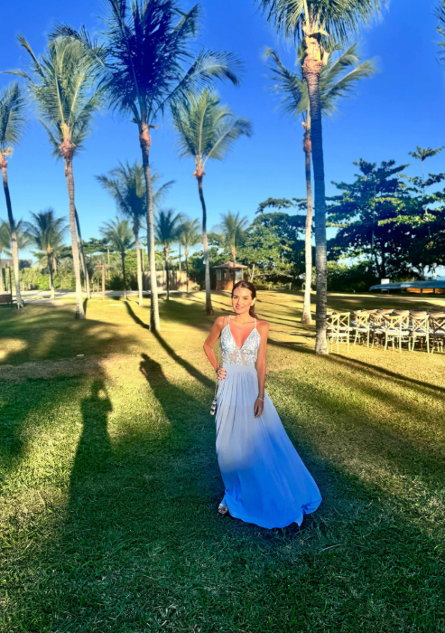 VESTIDO FENDAS RENDA E BORDADOS EM PEDRARIAS