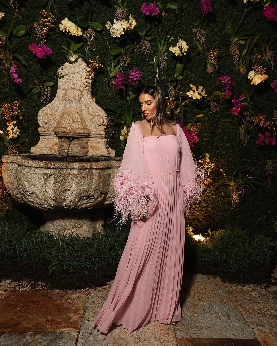 VESTIDO PLISSADO PLUMAS