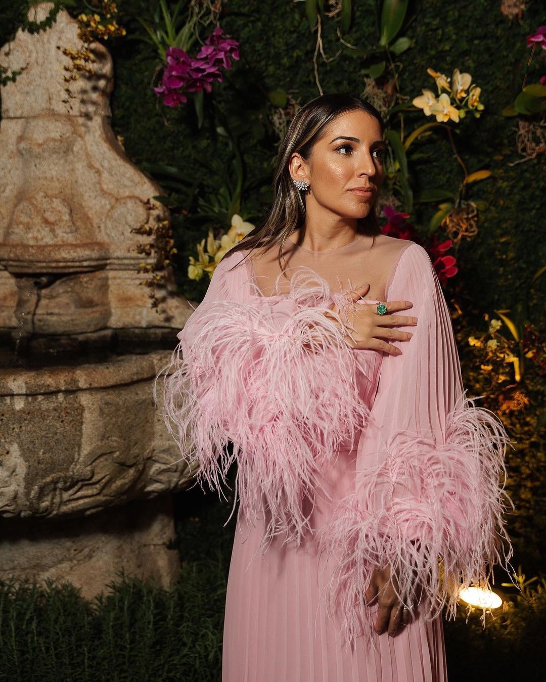 VESTIDO PLISSADO PLUMAS