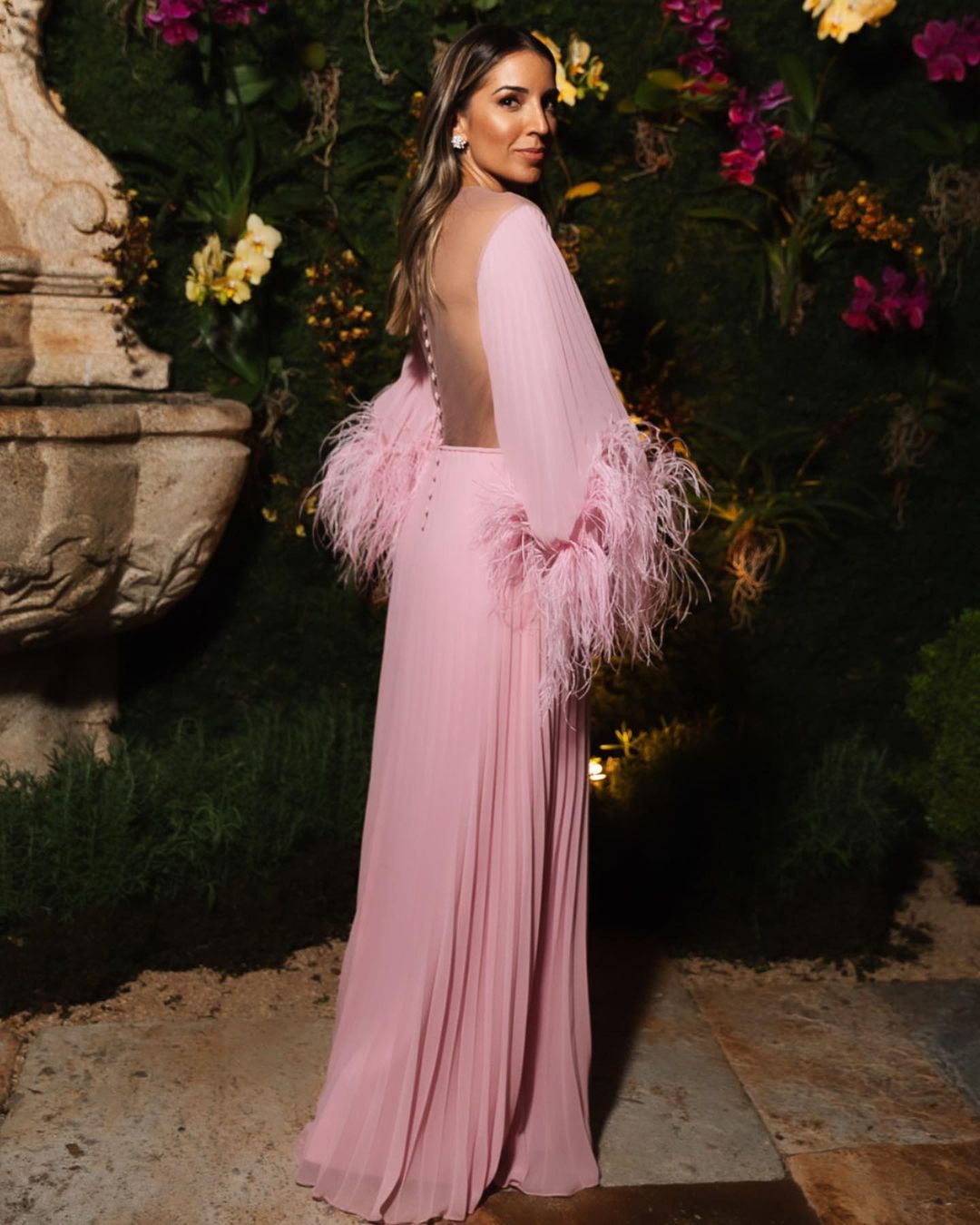 VESTIDO PLISSADO PLUMAS